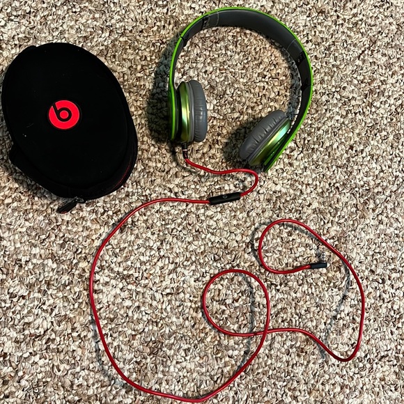 Beats Solo headphones - lime green - Picture 1 of 8